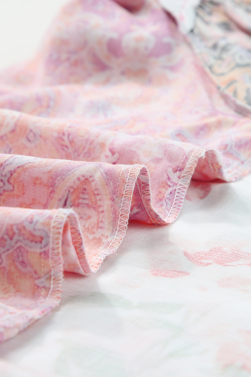 Raznobojna cvjetna patchwork bluza s rubovima i manžetama s V izrezom