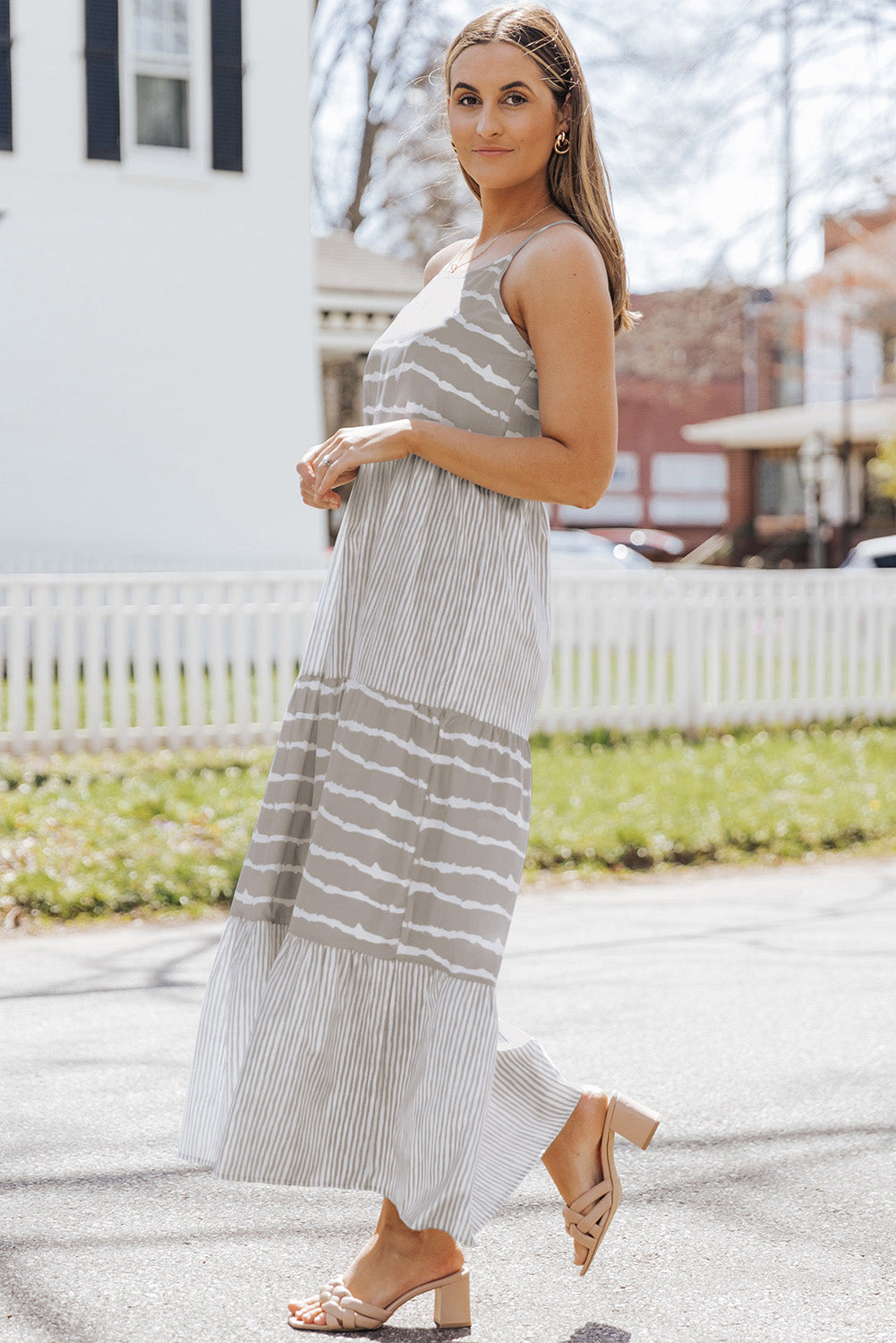 Siva prugasta dugačka haljina na naramenice