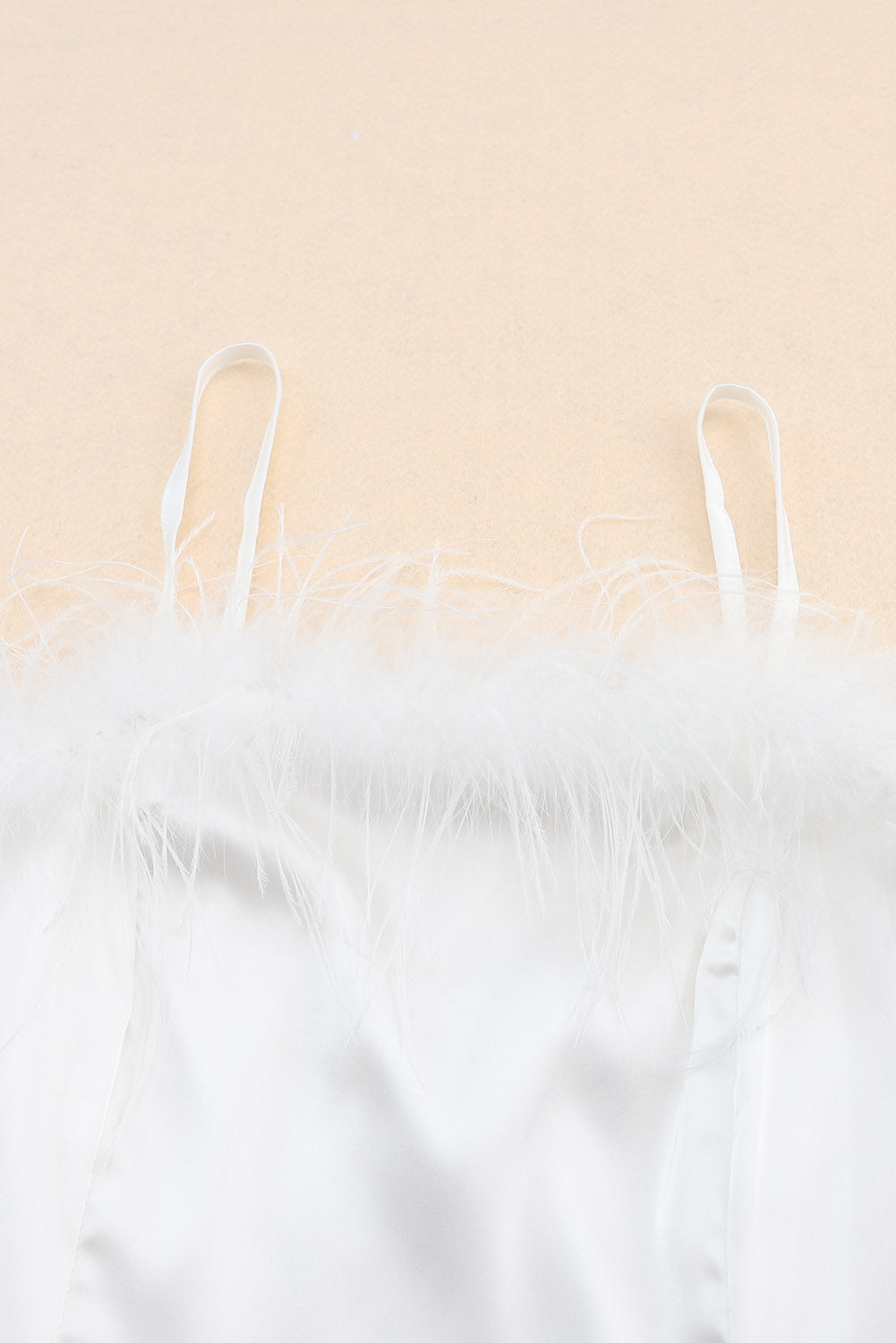 Weißes, flauschiges, trägerloses Minikleid mit Federbesatz