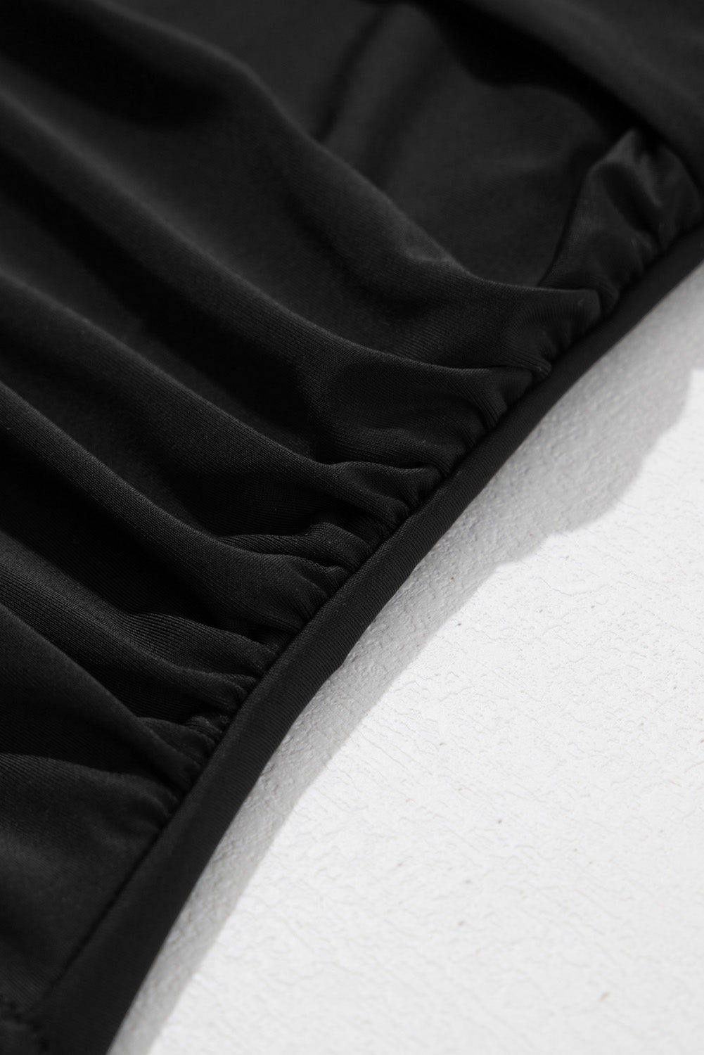 Schwarzer, gerüschter, einteiliger Badeanzug mit Animal-Print und Gürtel und V-Ausschnitt