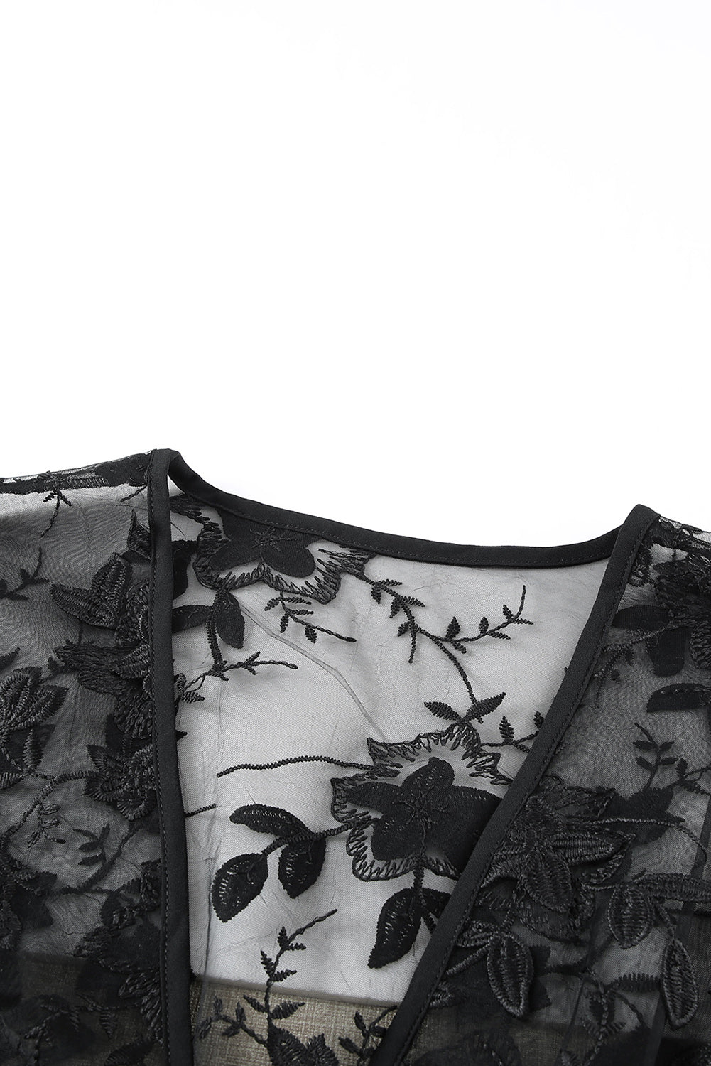 Schwarzer, vorne offener Häkel-Kimono aus floraler Mesh-Spitze