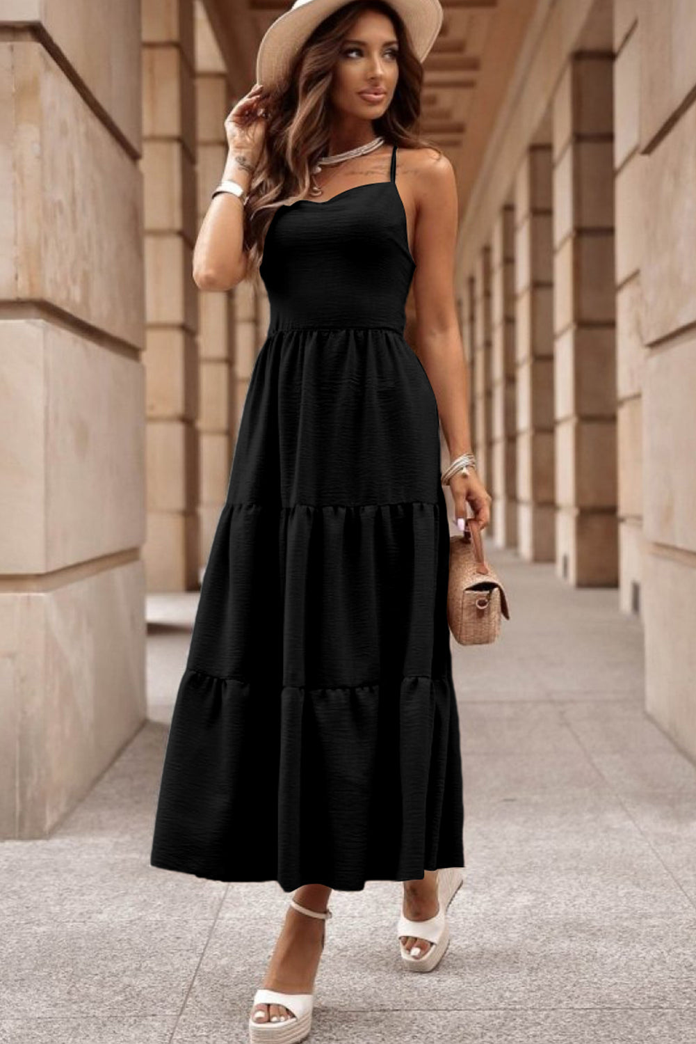 Črna navzkrižna dolga obleka brez hrbtnega steznika v stopnjah