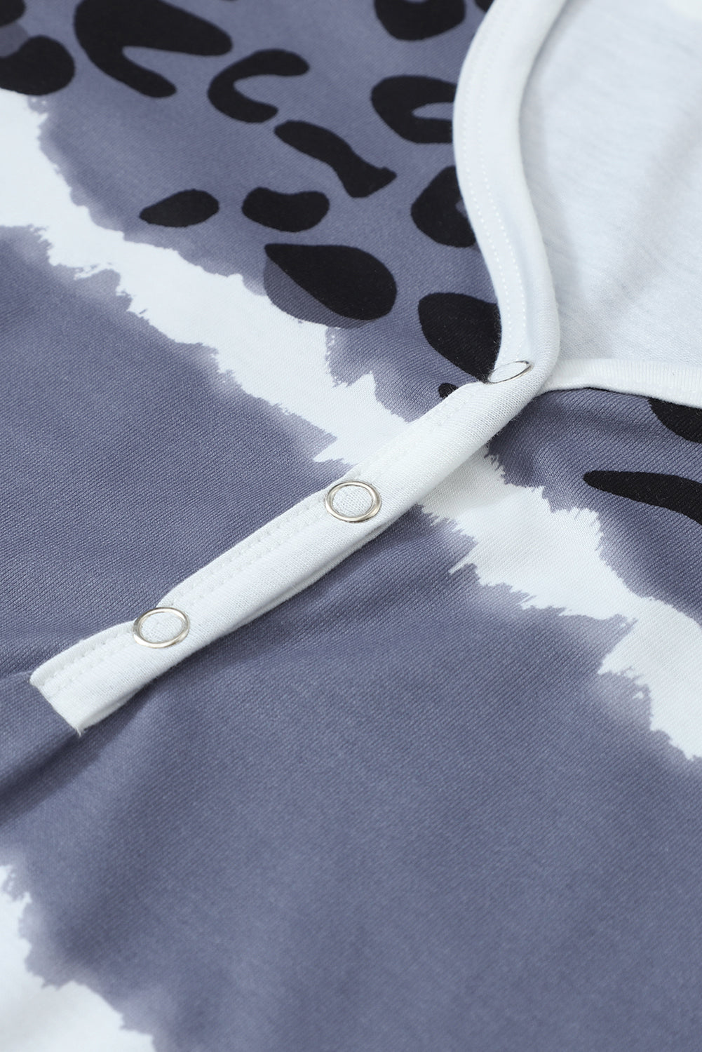 Siva rebrasta majica z gumbi za zapenjanje z leopard barvo