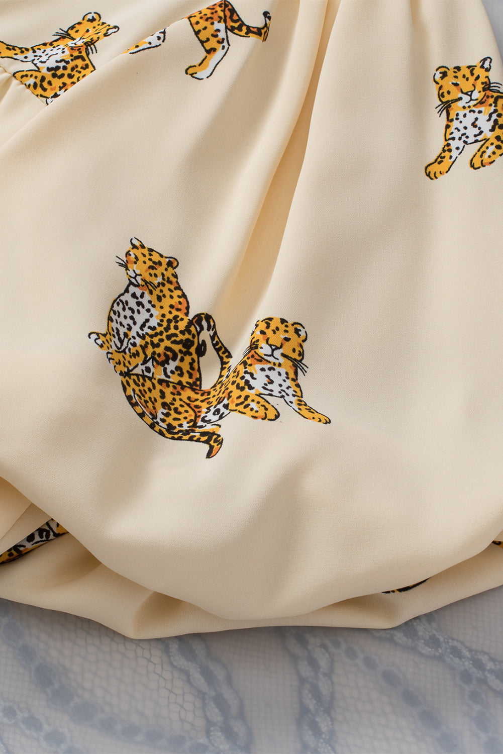 Camicetta con maniche a sbuffo con collo diviso e stampa ghepardo albicocca