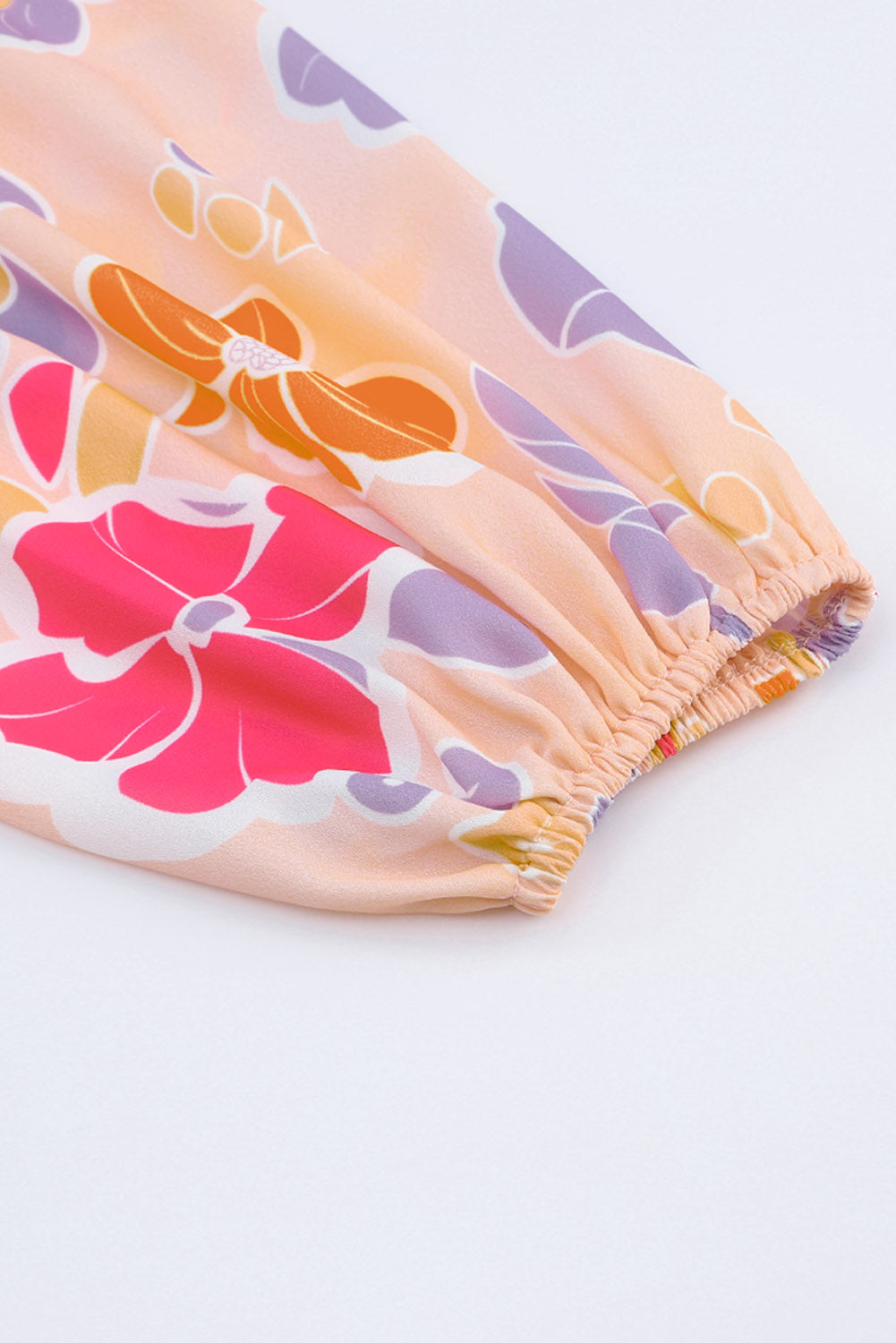 Ružičasta smokirana bluza s peplumom dugih rukava s cvjetnim printom