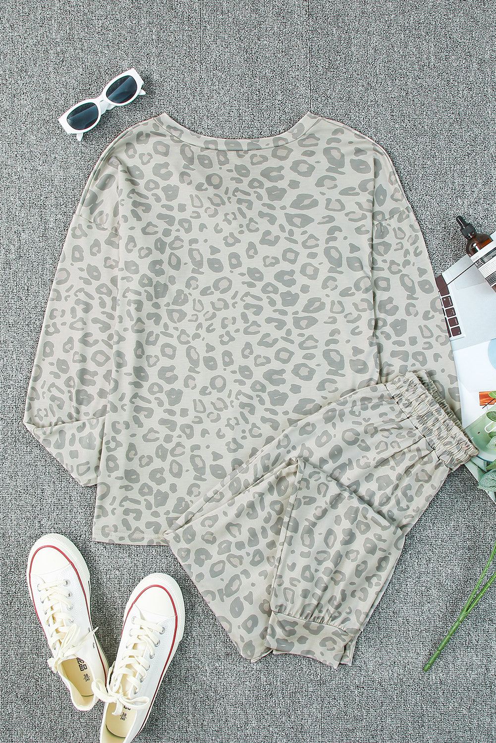 Majica z dolgimi rokavi z leopardjim vzorcem in salonarji z vrvico