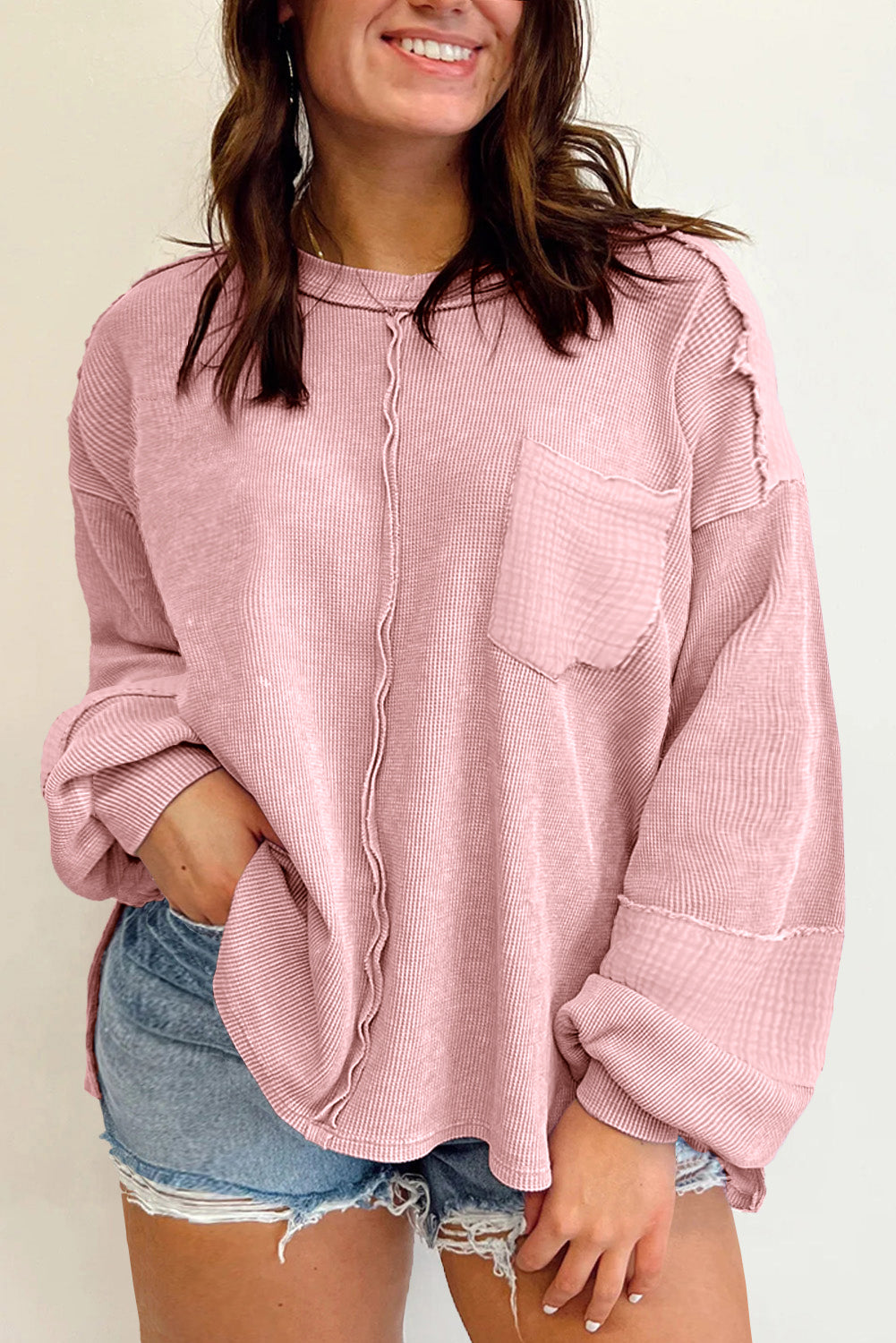 Rožnata majica v veliki velikosti z izpostavljenimi šivi in ​​gubami