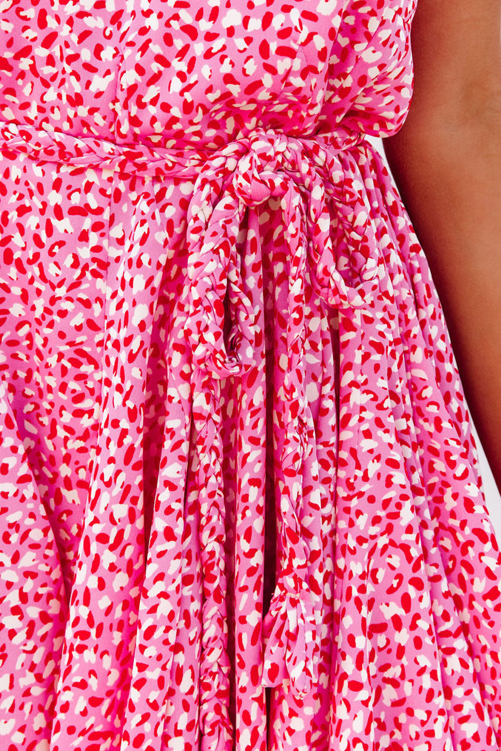 Rožnata mini obleka brez rokavov z leopardjim vzorcem in zavezo za pas