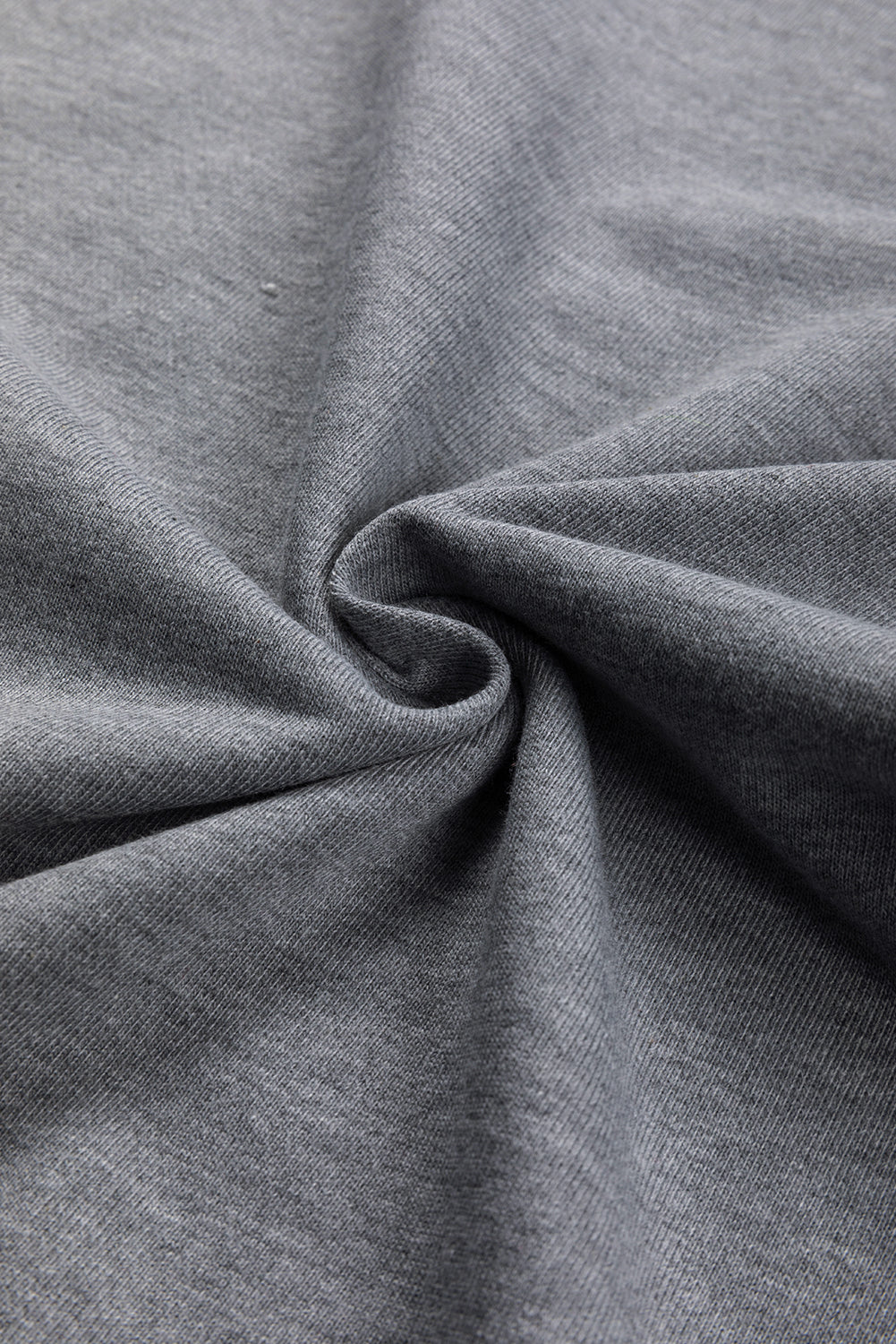 Temno siv pulover s pletenimi rokavi in ​​okroglim izrezom