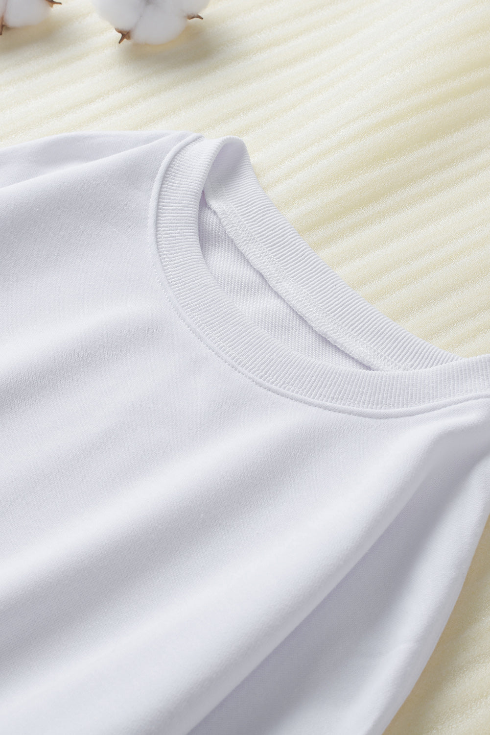 Bel prevelik enobarvni pulover s spuščenimi rameni