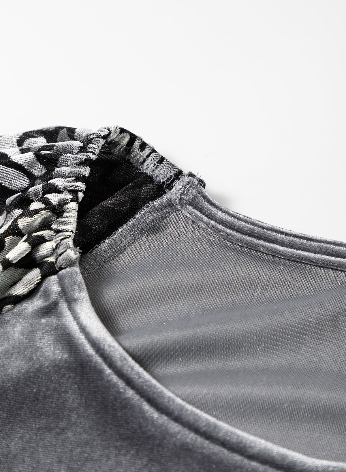 Srednje siva baršunasta bluza s lanternastim rukavima od leoparda