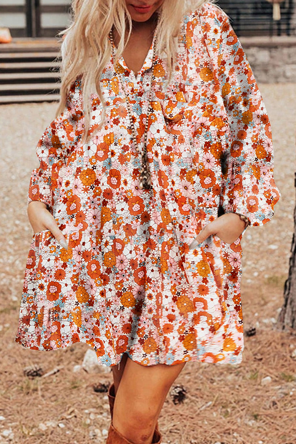 Narančasta haljina s dugim izrezom i cvjetnim džepovima s printom