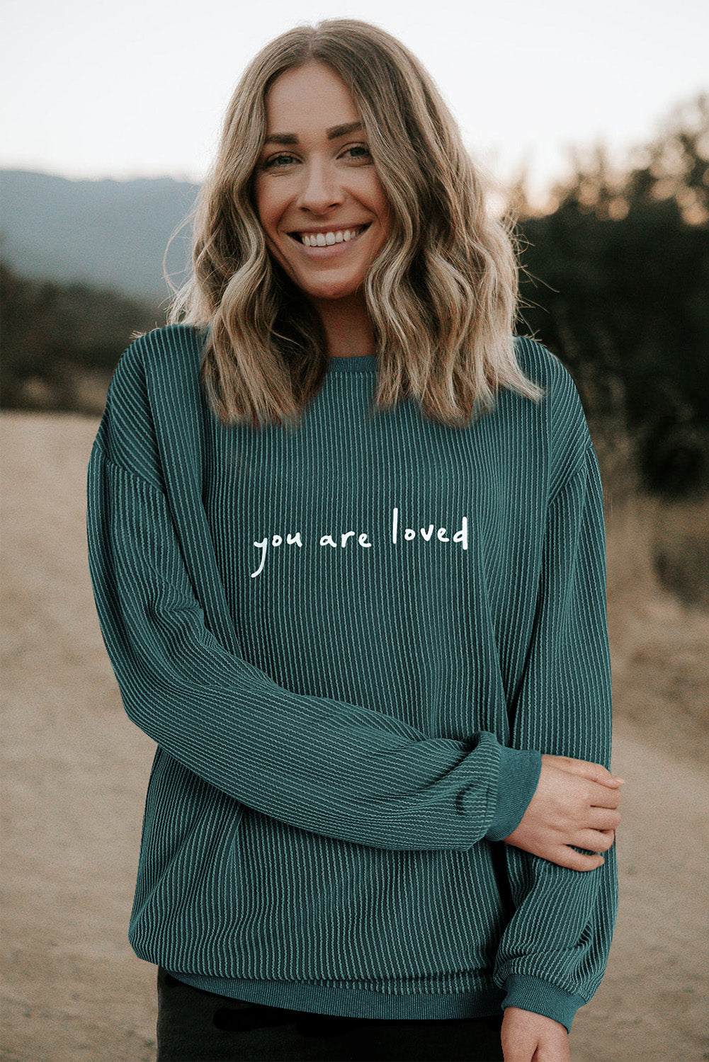 Schwarzgrünes Cord-Sweatshirt mit „You Are Loved“-Aufdruck
