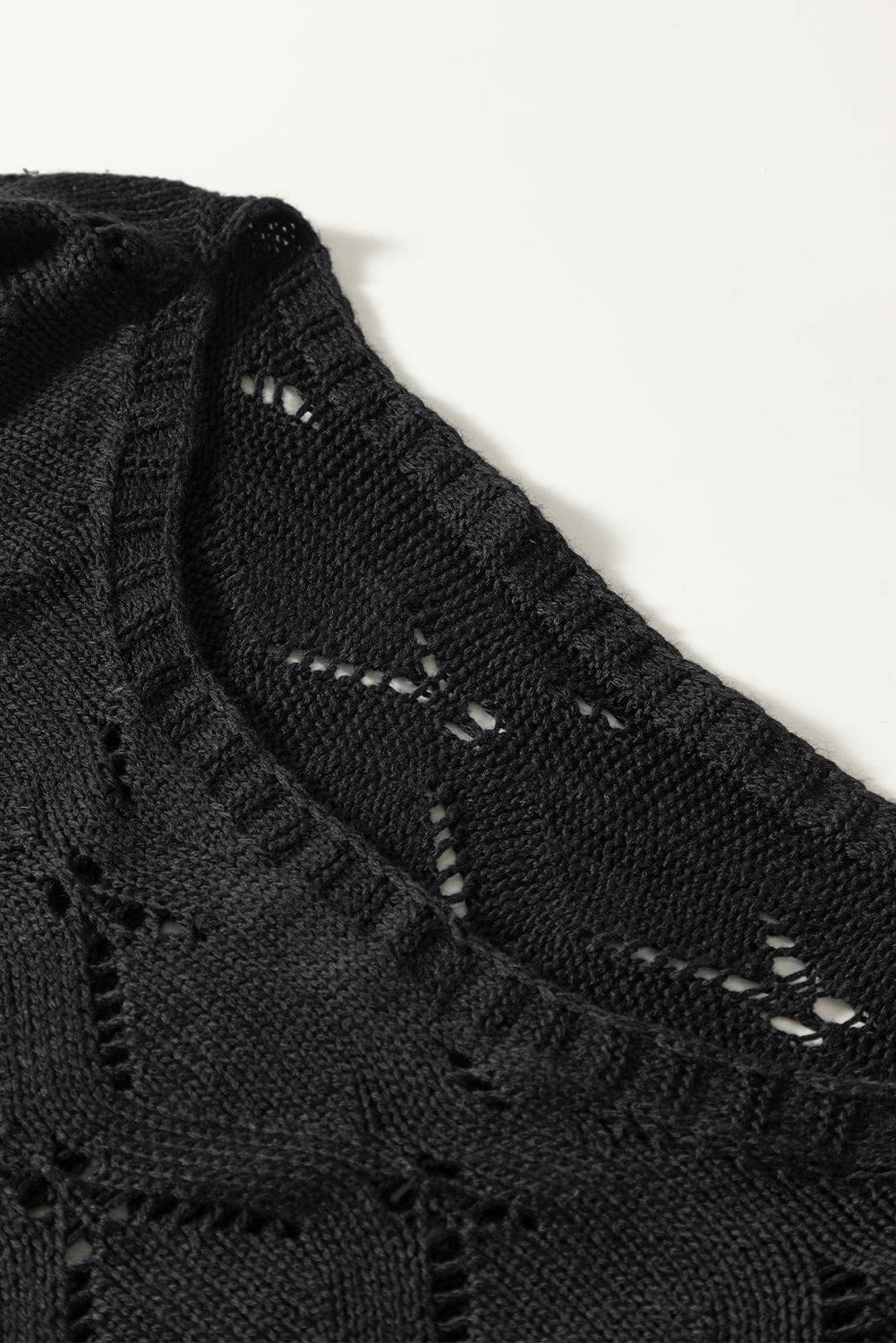Crni elegantni pulover s pletenim rombovim rukavima