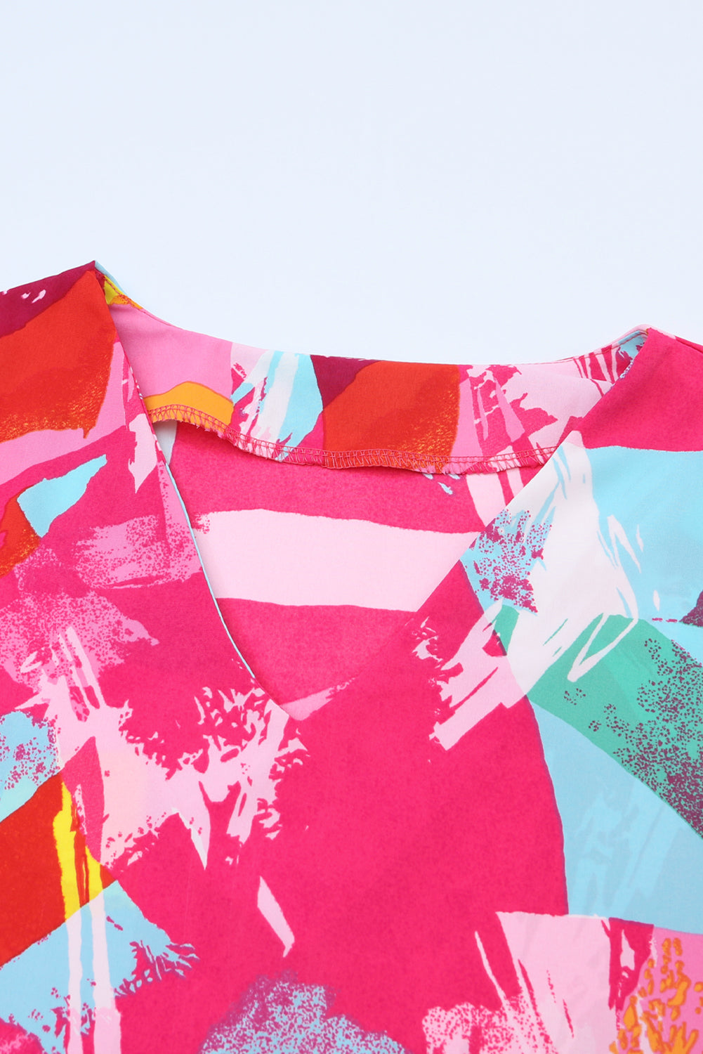 Rosa Plus-Size-Bluse mit Graffiti-Print und geschlitztem Ausschnitt und Puffärmeln