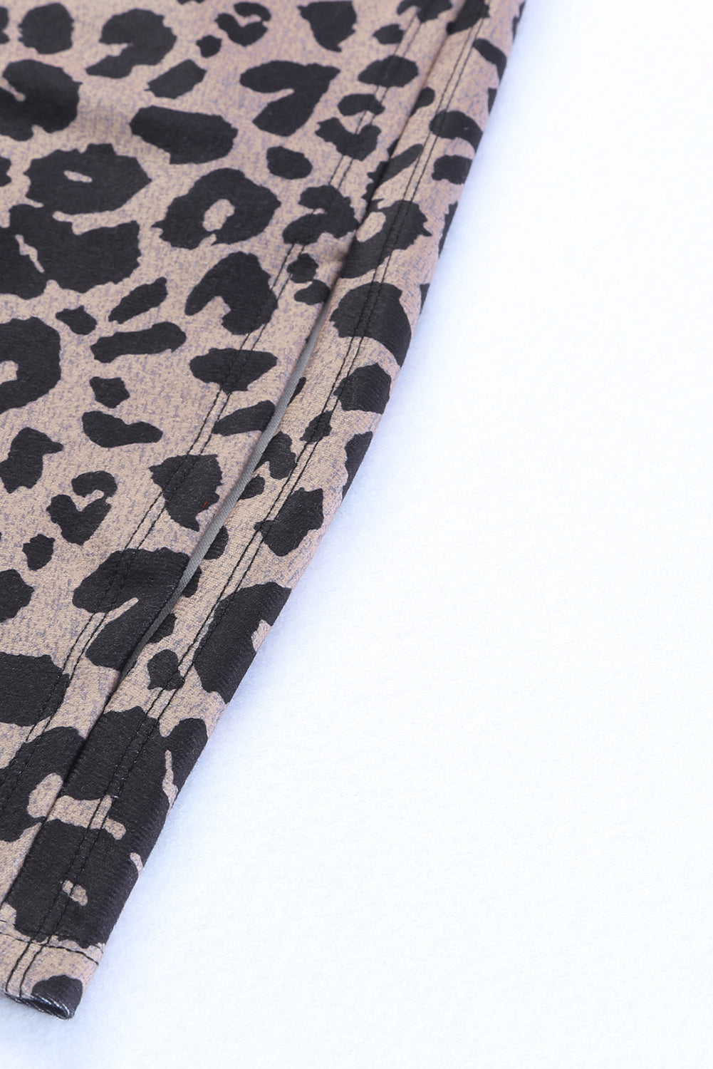 Zgornja stran ohlapne tunike s ogrinjalom z leopardjim vzorcem