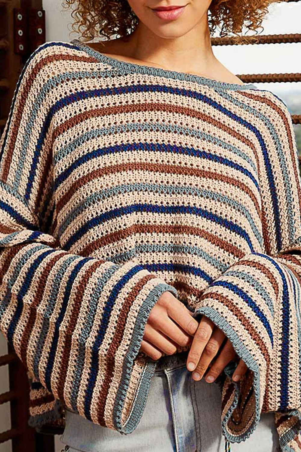 Ohlapen pulover s sivim črtastim vzorcem in spuščenimi rameni