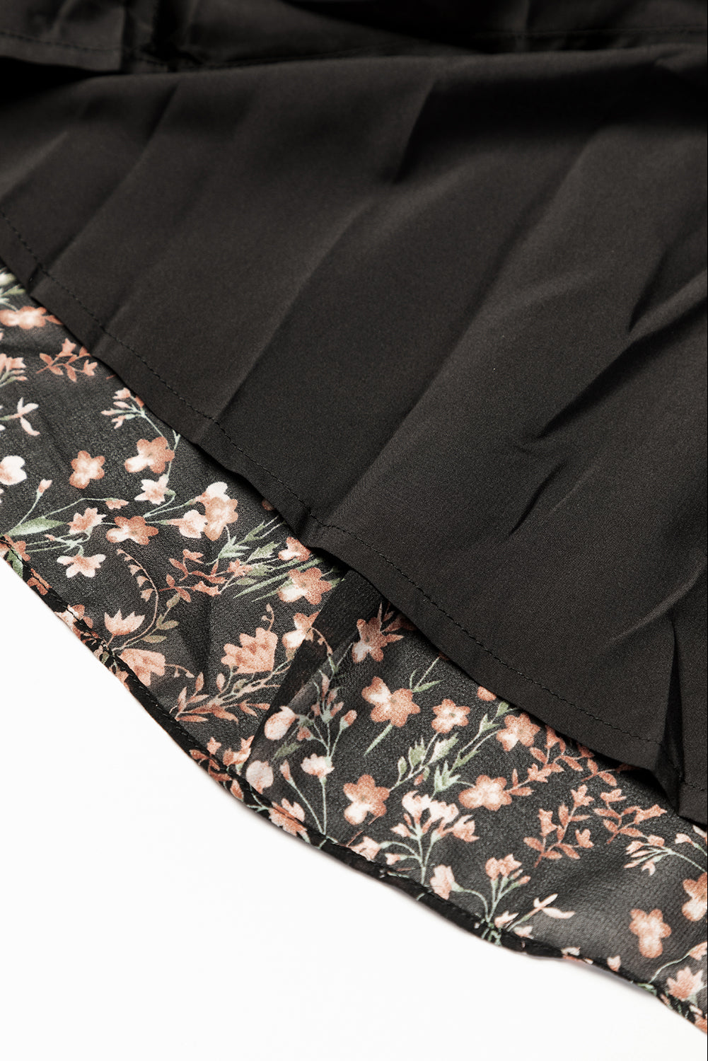 Schwarzes Minikleid mit Blumendruck, V-Ausschnitt, Rüschen und Puffärmeln