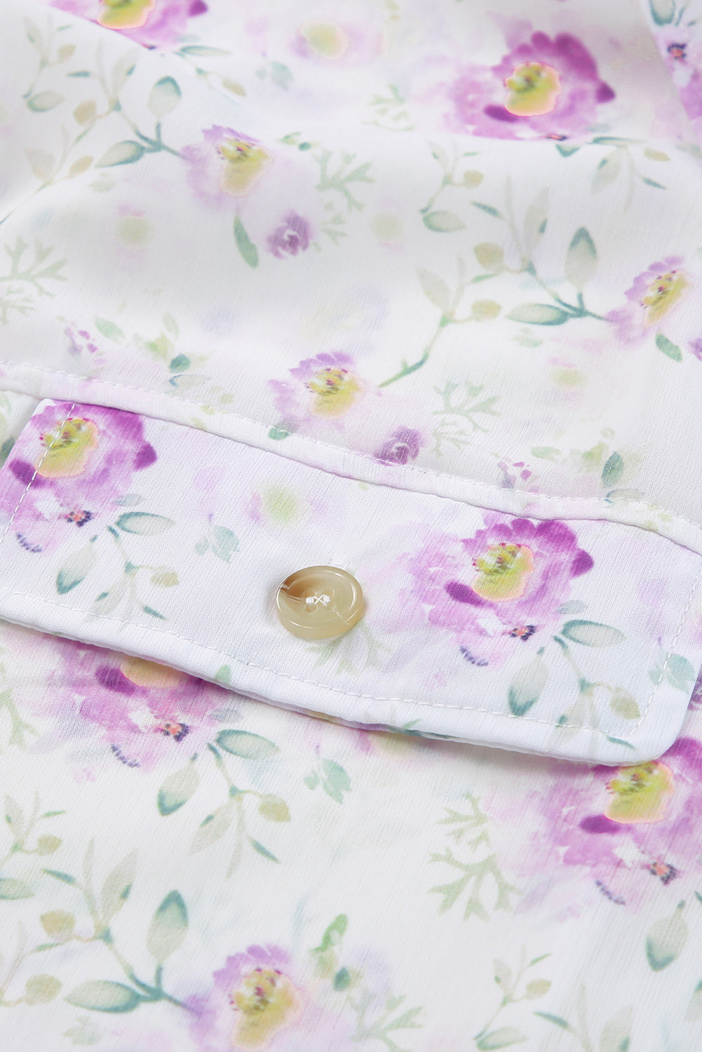 Vijolična srajca z žepom na zavihek s cvetličnim potiskom