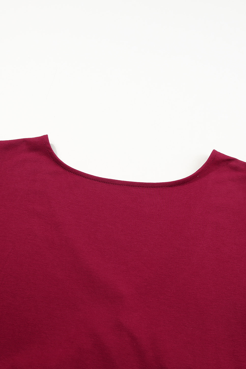 Feurige rote Plus-Size-Bluse mit V-Ausschnitt und Rüschenärmeln und Schößchen