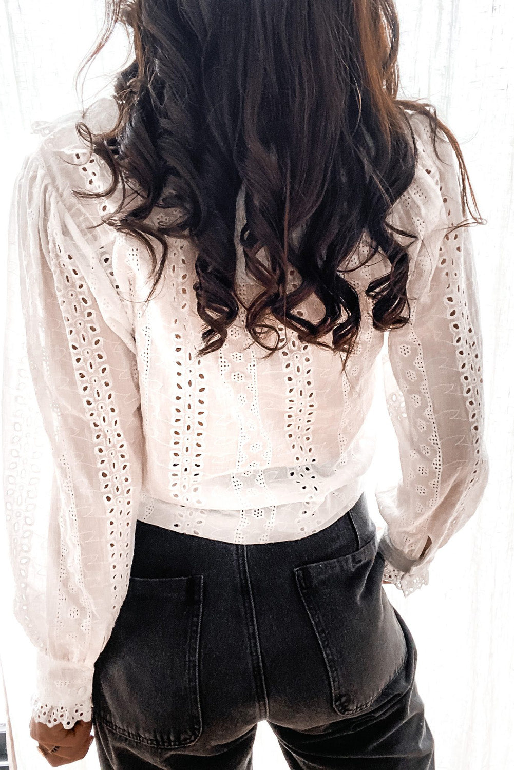 Bela srajca z dolgimi rokavi z izdolbenimi gumbi in čipkasto obrobo