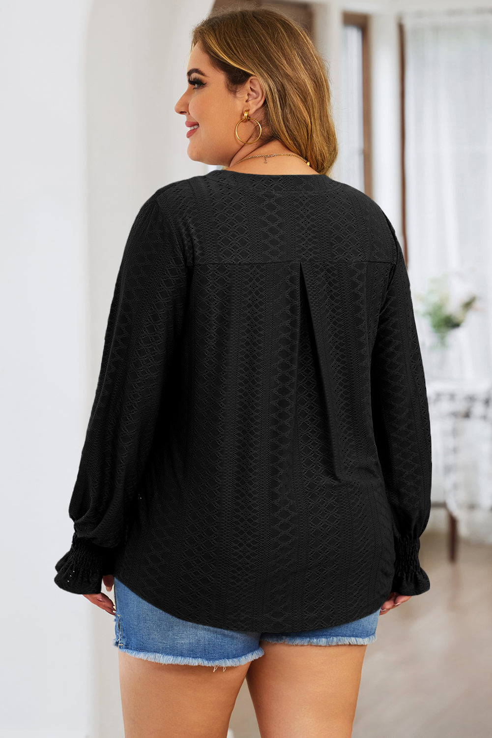 Schwarze Plus-Size-Bluse aus Jacquard mit geschlitztem Ausschnitt und Volantärmeln