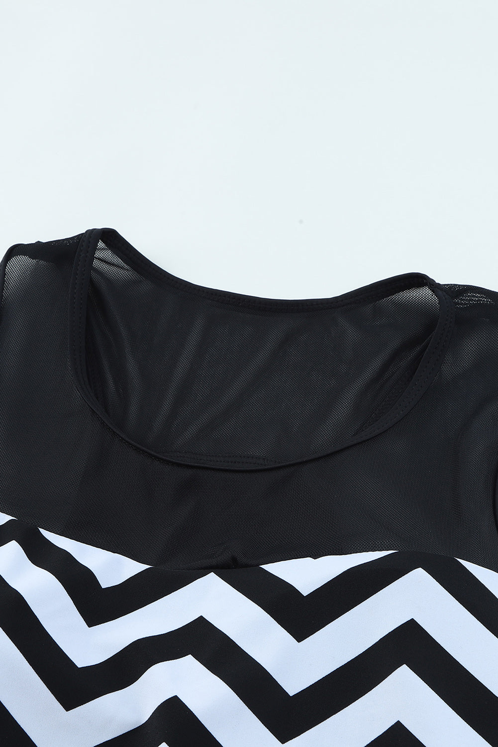Schwarz-weißer 2-teiliger Tankini-Badeanzug mit Zickzackmuster und Mesh-Spleiß