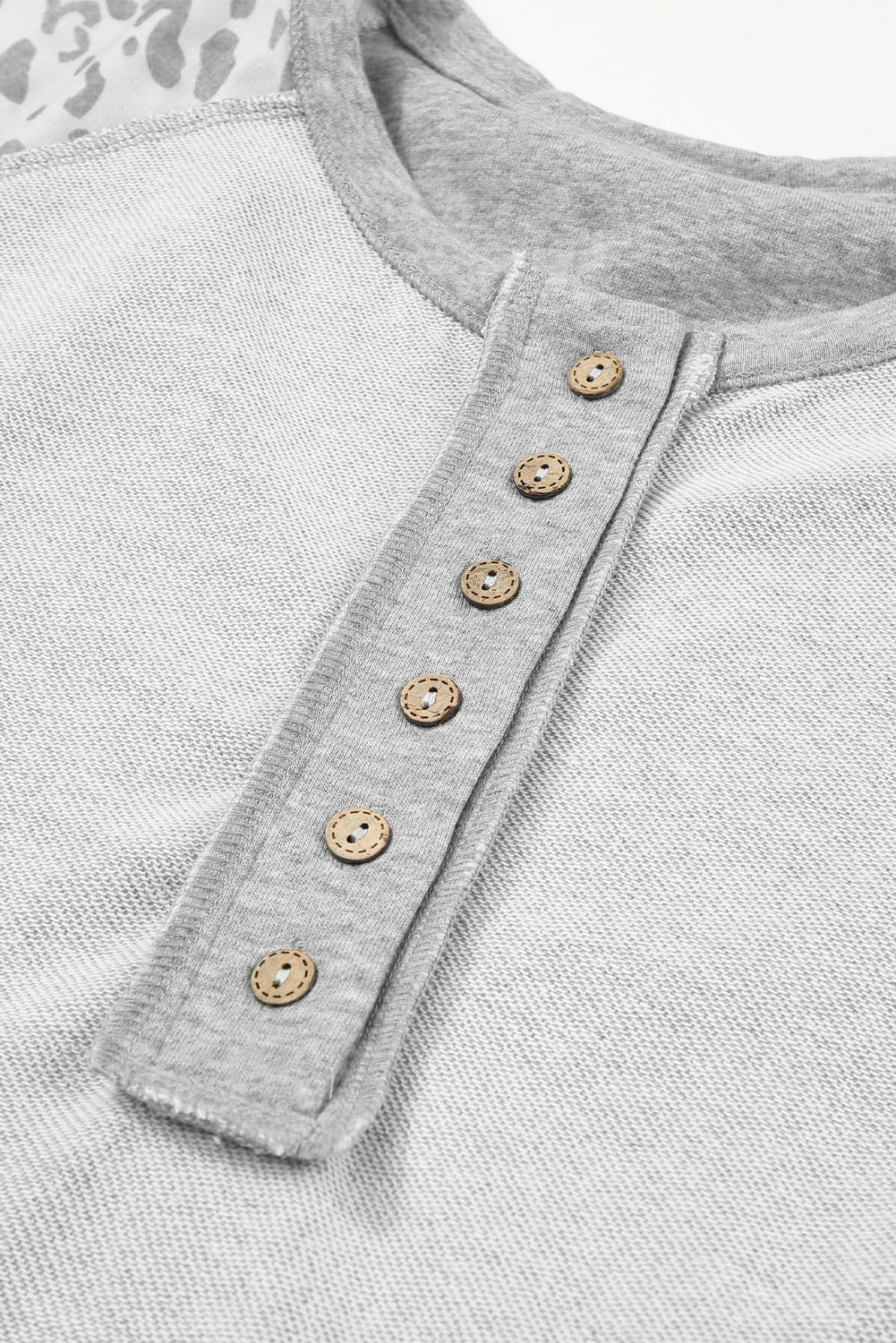 Sweat-shirt gris à col boutonné et coutures apparentes en patchwork léopard
