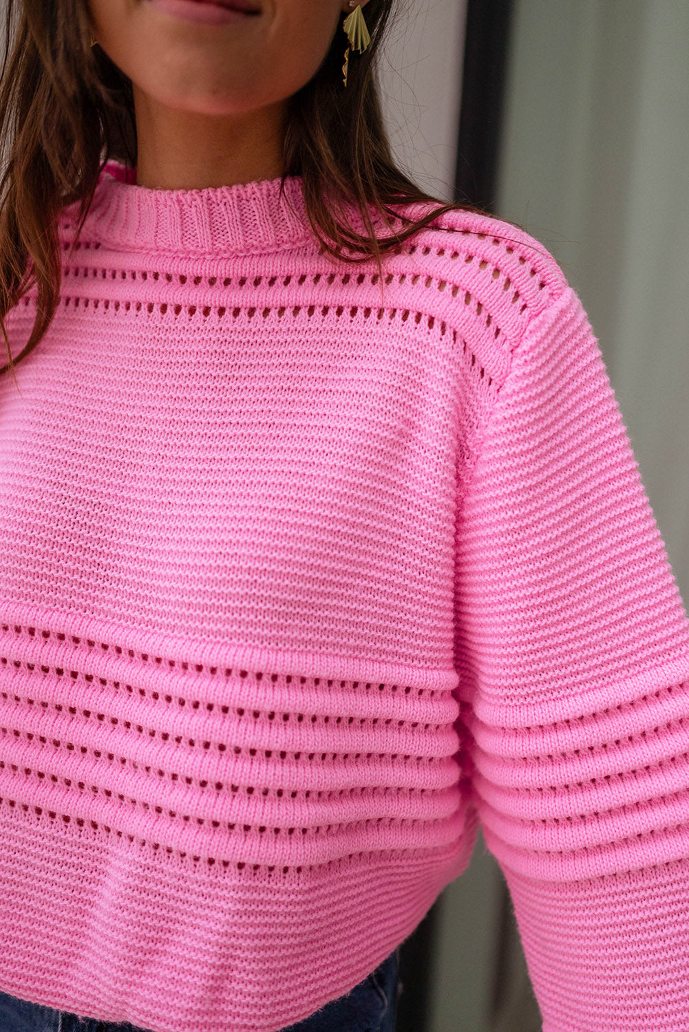 Roza enobarvni pulover z navideznim ovratnikom in pletenimi ušesci
