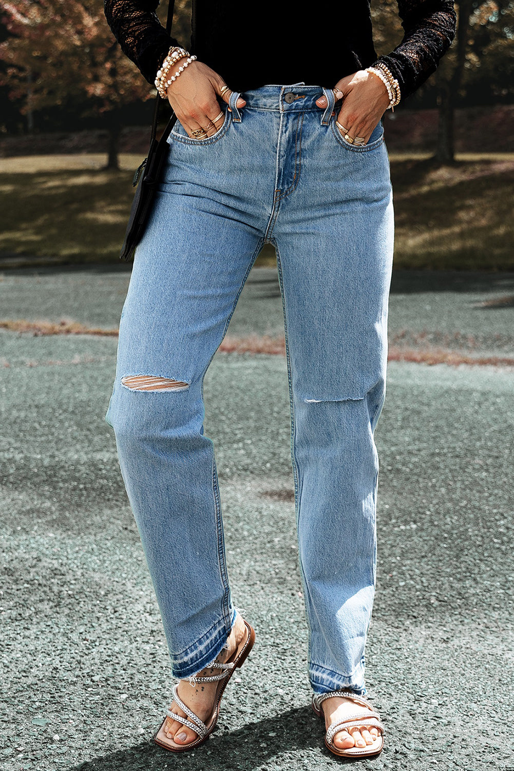 Hellblaue Distressed-Jeans mit geschlitztem Bein und ungesäumten Kanten