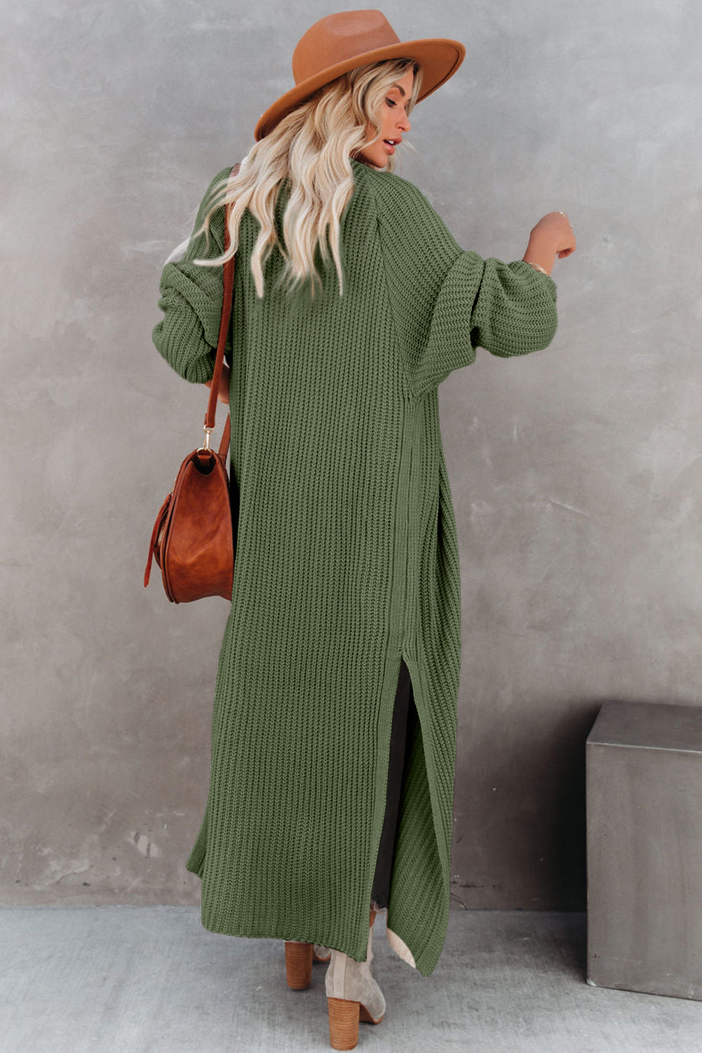 Cardigan en tricot vert ouvert avec fente latérale sur le devant