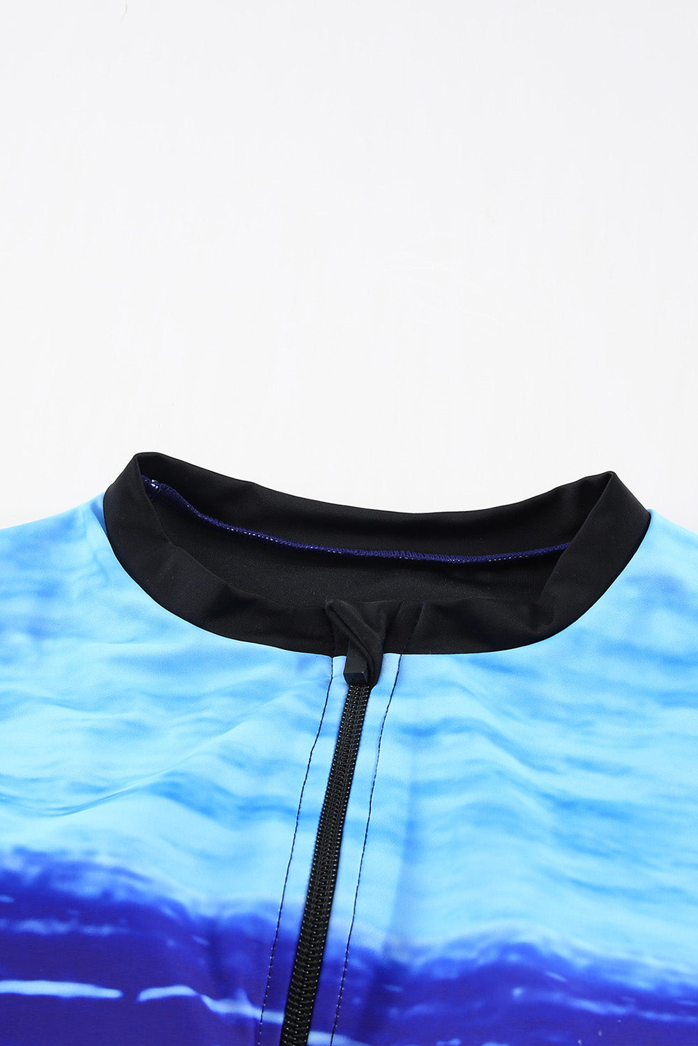 Blau bedruckter, halbärmliger Badeanzug mit Reißverschluss vorne