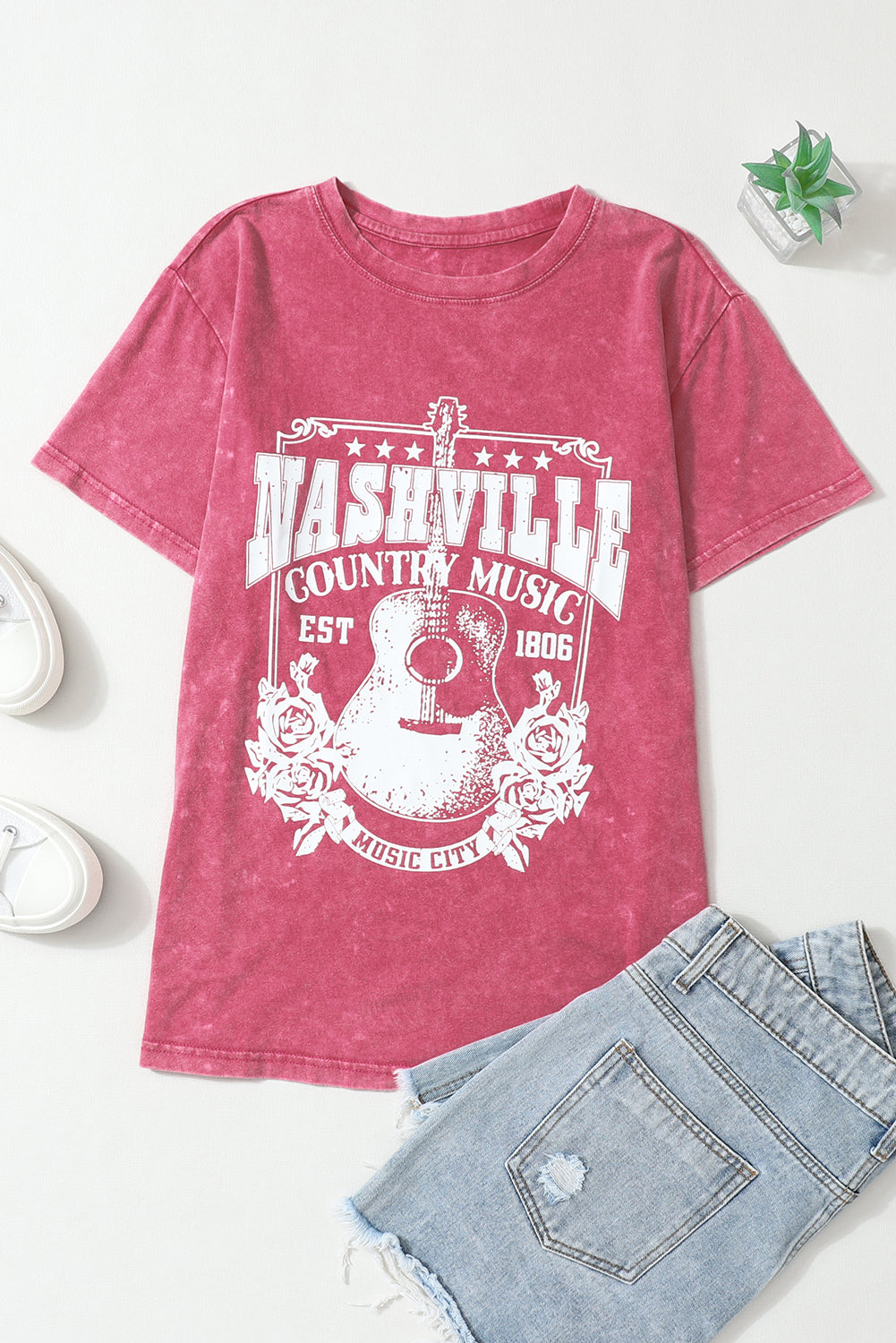 Ognjeno rdeča majica z mineralno grafiko Nashville Music City