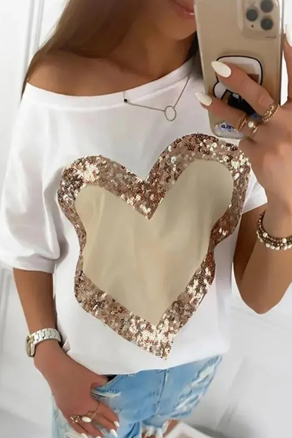 Bijela majica s okruglim izrezom i kratkim rukavima sa šljokicama u obliku srca