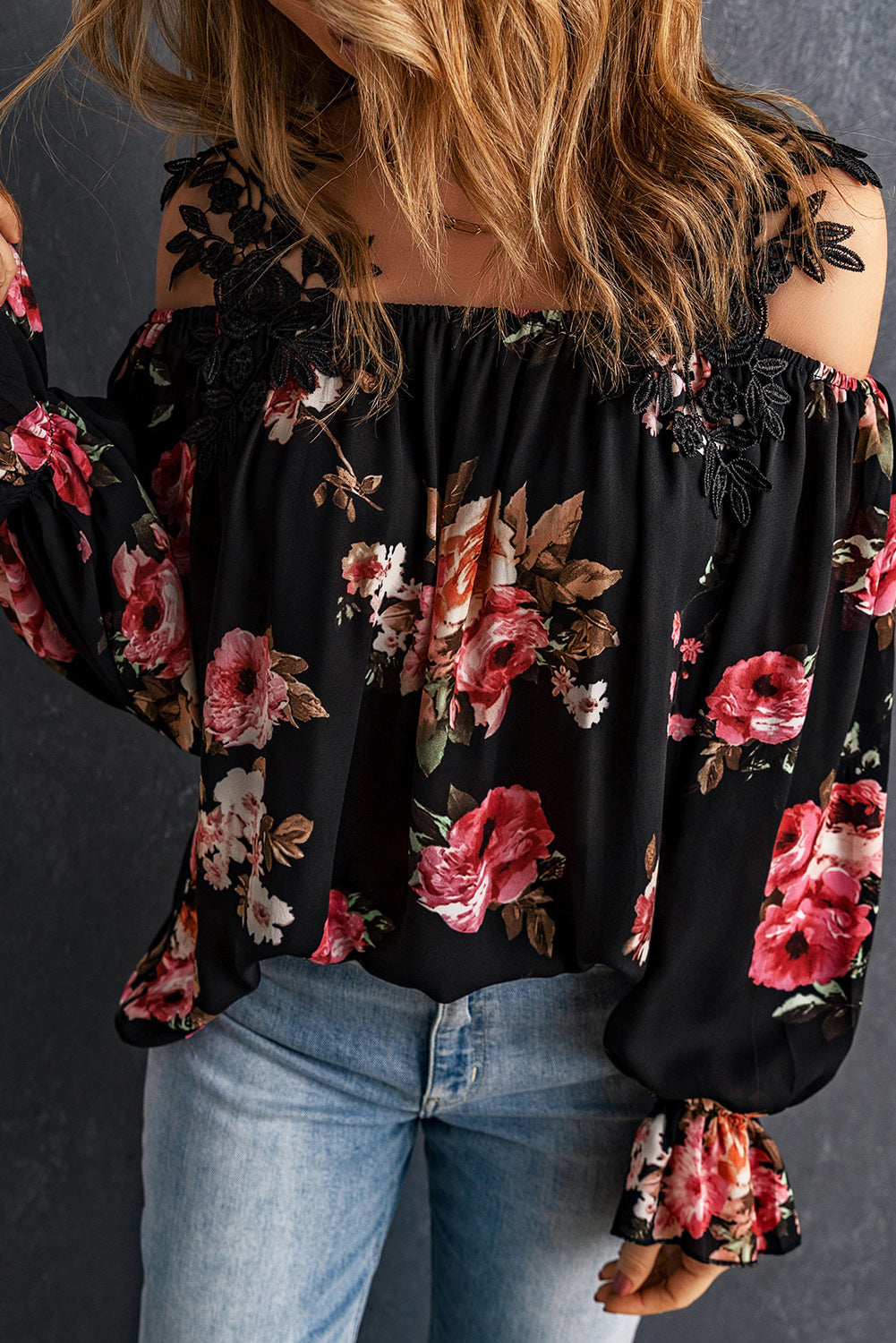 Crna labava hladna bluza na ramena od čipke s cvjetnim uzorkom
