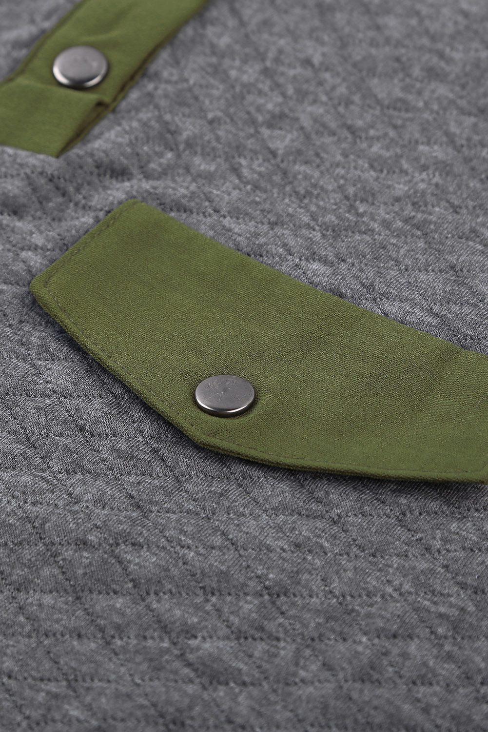 Felpa pullover grigia trapuntata con bottoni automatici e tasca frontale finta