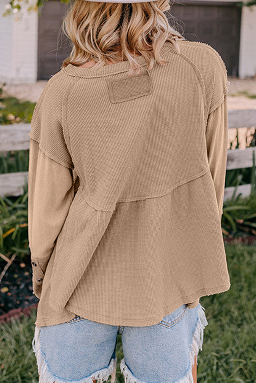 Top fluido con cucitura a vista, dettaglio bottoni in maglia waffle beige francese chiaro