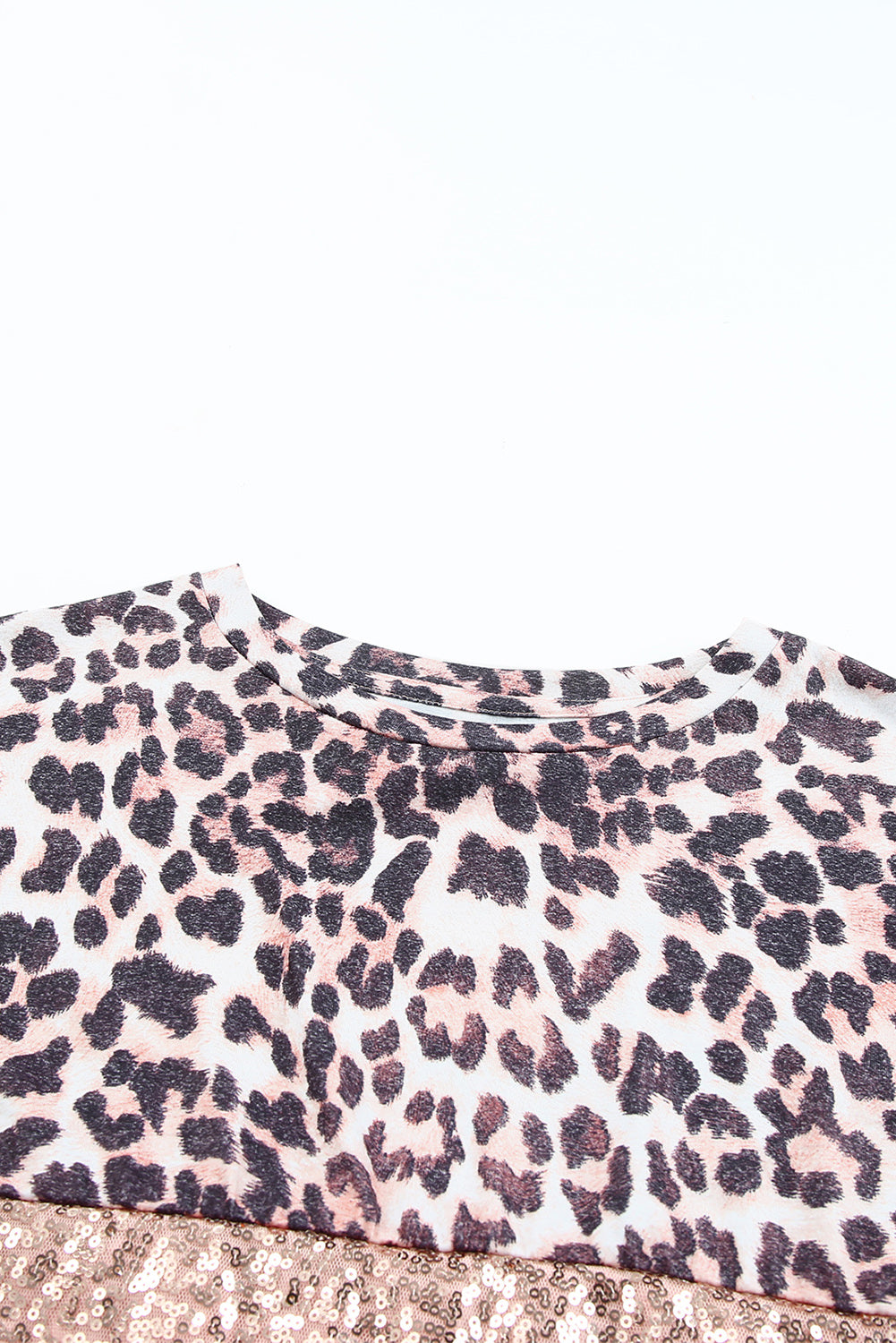 Rosafarbenes, kurzärmliges Oberteil mit Leoparden-Pailletten und Colorblock-Patchwork
