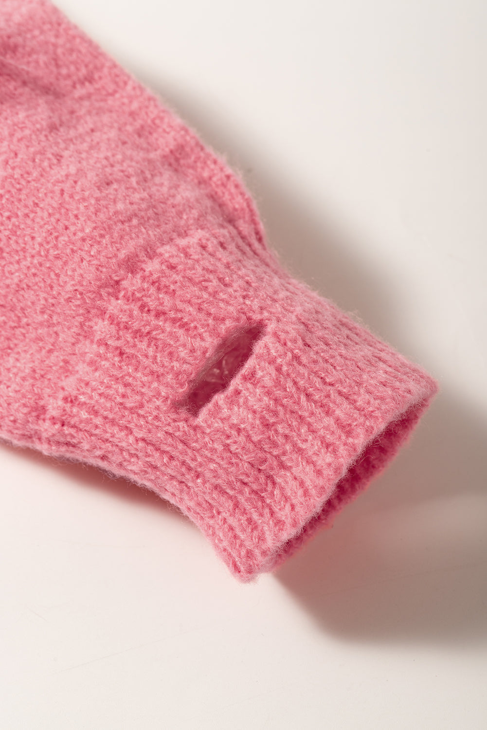 Ružičasti široki džemper s V izrezom i detaljima s resama