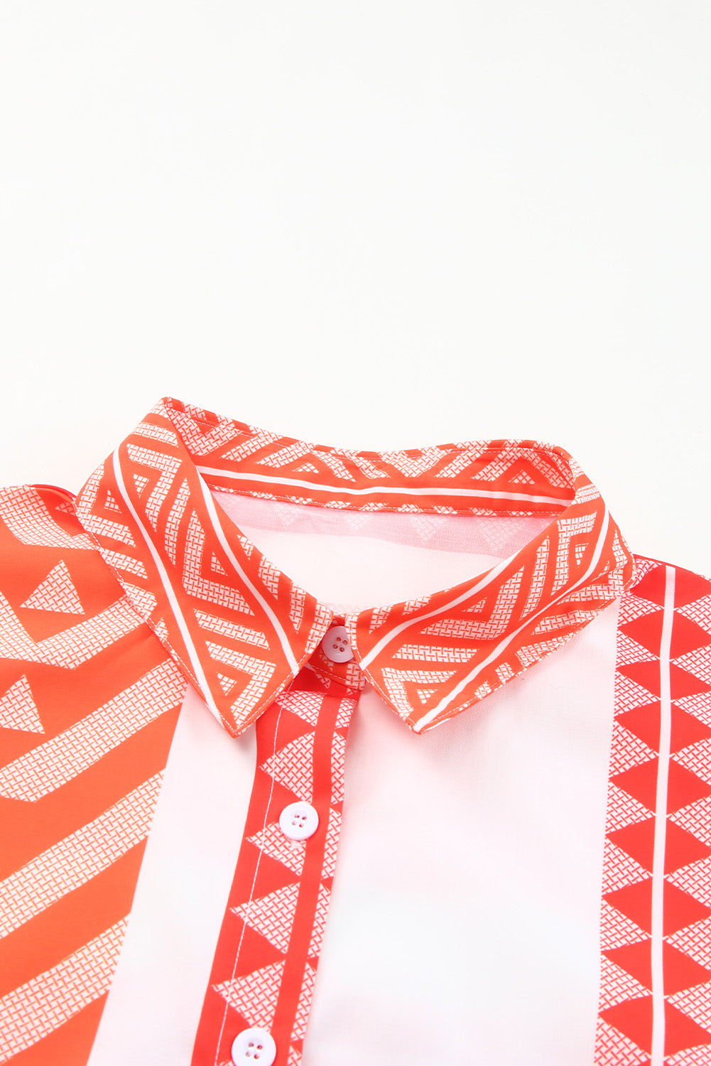 Orangefarbenes, geometrisch gestreiftes, kurzärmliges Hemd mit Knöpfen
