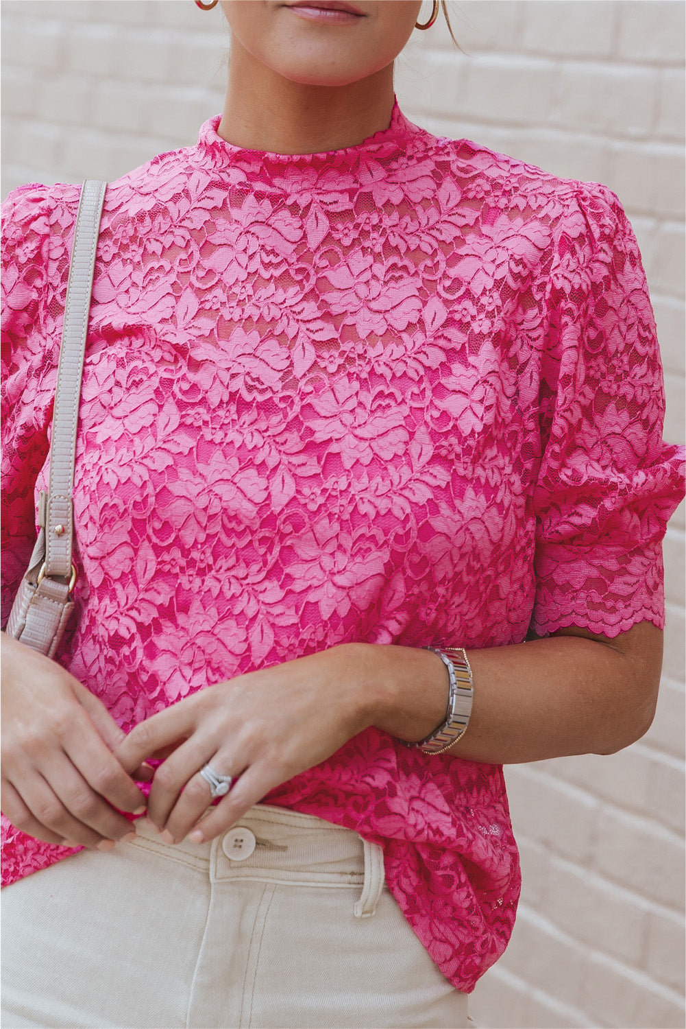 Rožnata čipkasta majica s kratkimi rokavi z visokim ovratnikom