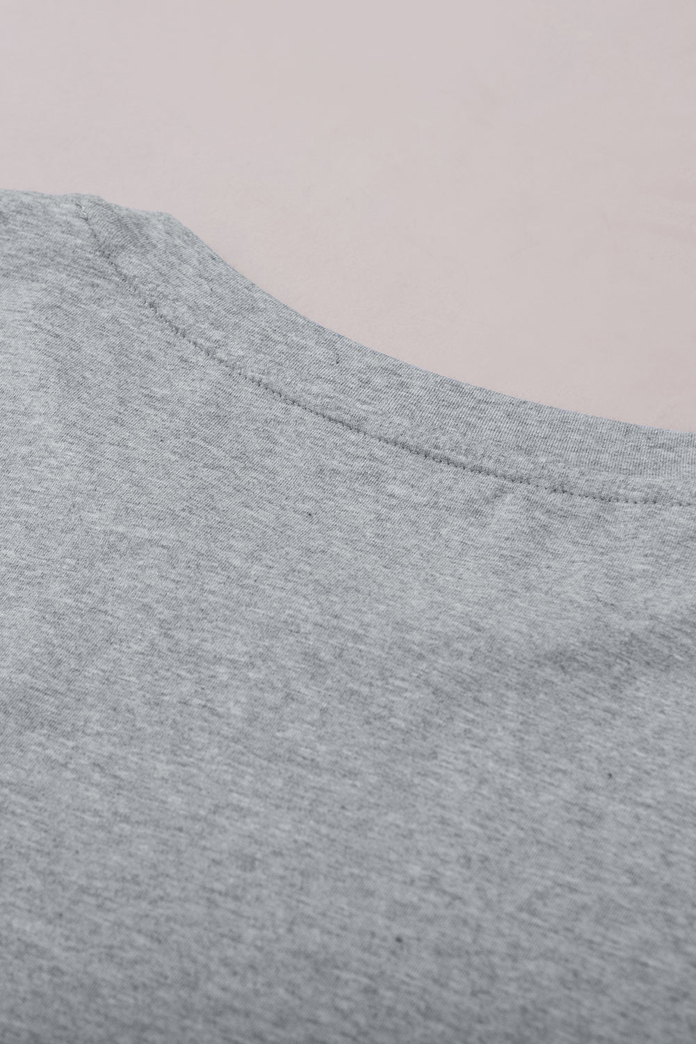 T-shirt gris déchiré à manches courtes de couleur unie