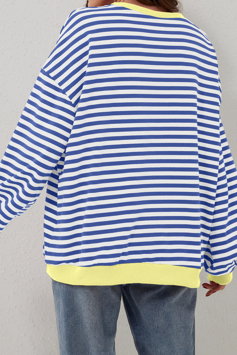 Blau gestreiftes, übergroßes Pullover-Sweatshirt mit Kontrastbesatz