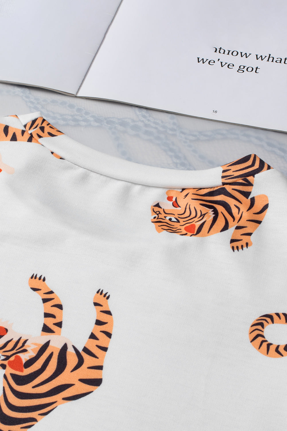 Weiße Bluse mit flatternden Ärmeln und Rundhalsausschnitt mit Tigermuster