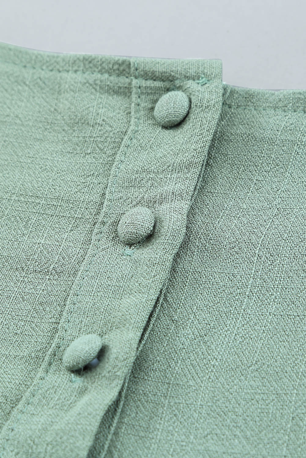 Grünes Babydoll-Oberteil mit flatternden Schultern