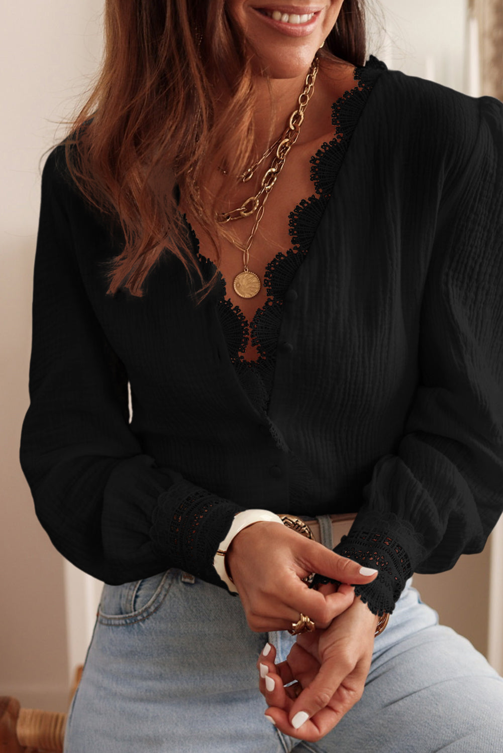 Črna teksturirana bluza z globokim v-izrezom, kvačkano obrobo