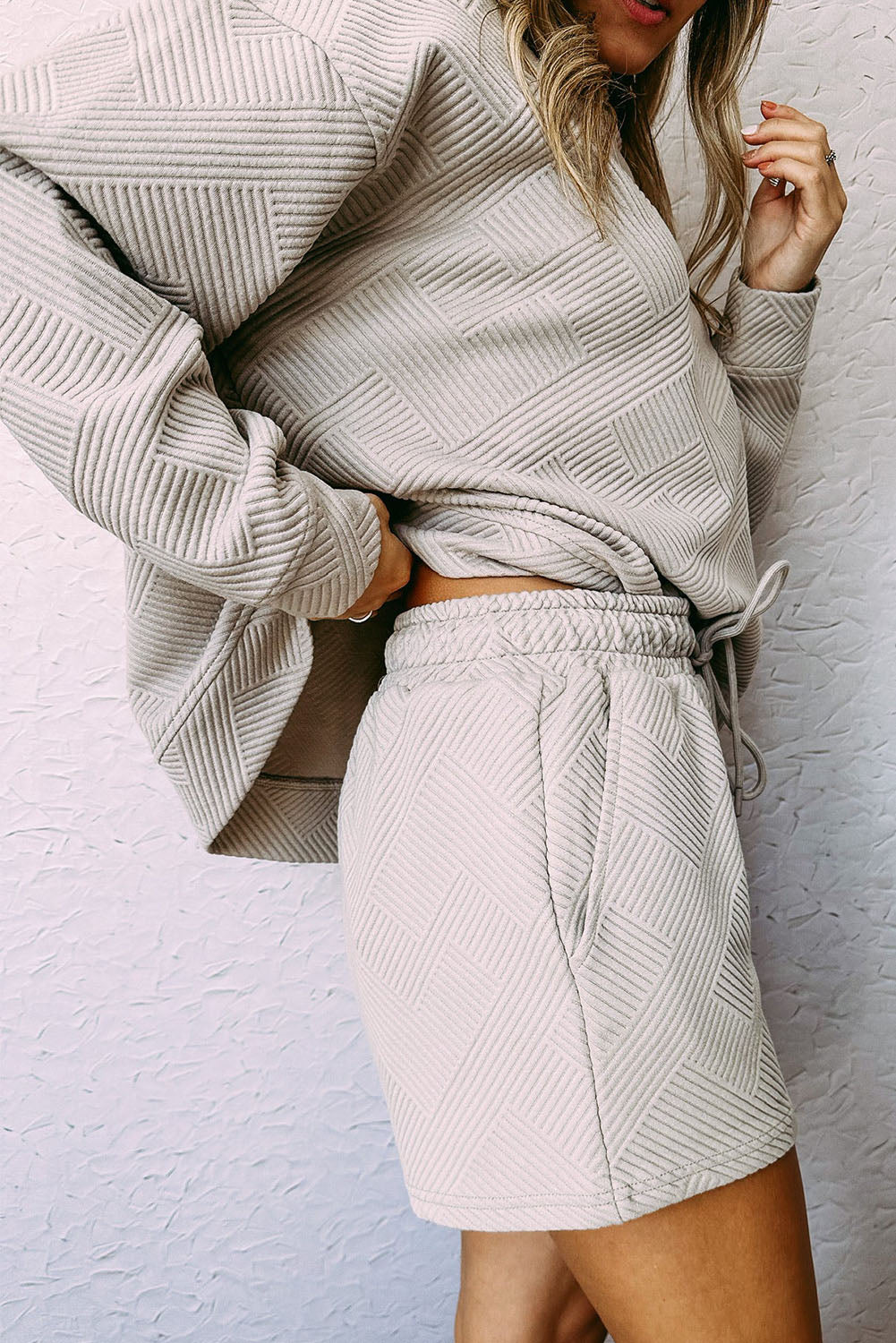 Set top a maniche lunghe testurizzato grigio e pantaloncini con coulisse