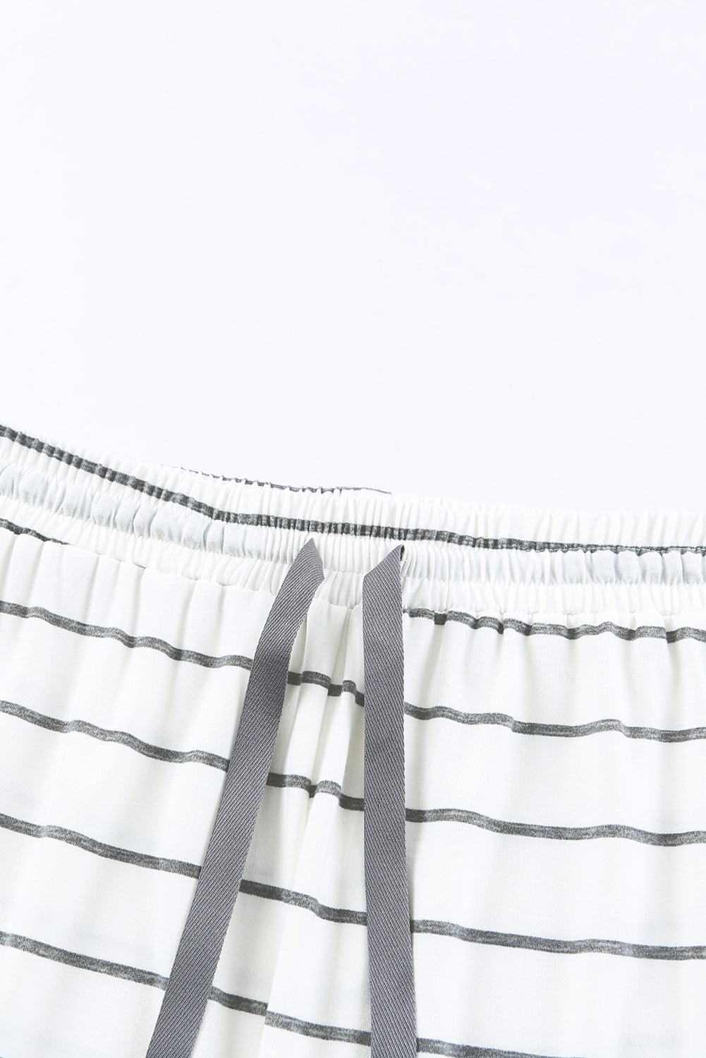 Pyjama-Set mit gestreiftem Print, langen Ärmeln und Hosen
