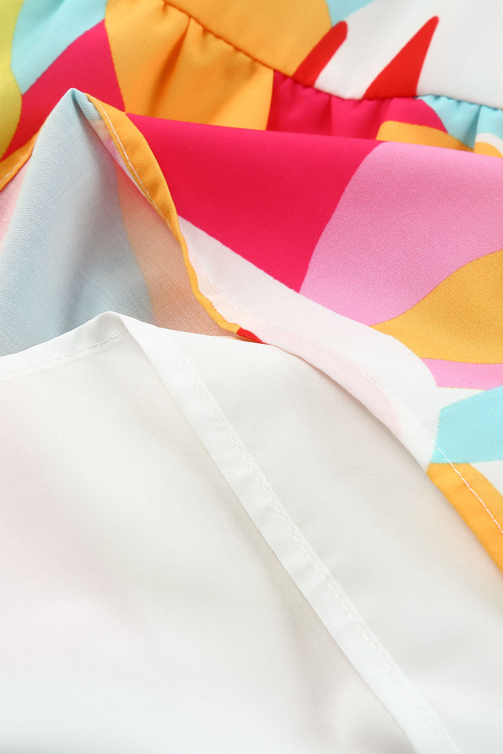Babydoll mini haljina s višebojnim geometrijskim printom