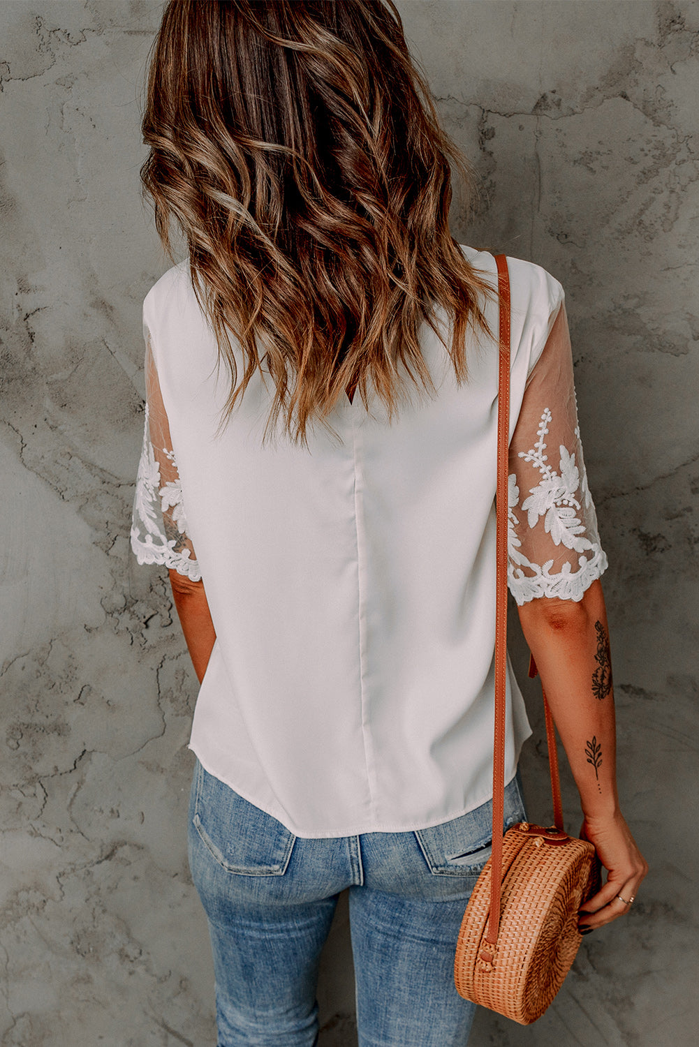 Bijela majica s čipkastim rukavima s cvjetnim motivima